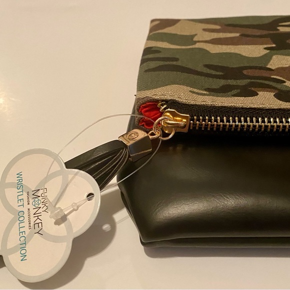 NWT Funky Monkey Camouflage Fold-Over Zippered Clutch - Picture 13 of 16
